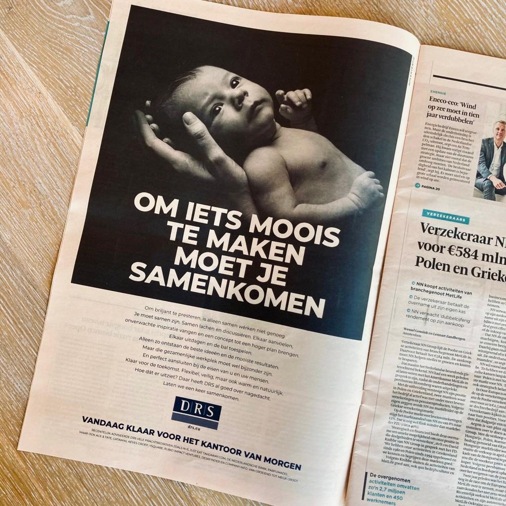 Zwart-witadvertentie met een baby in handen en de tekst "Om iets moois te maken moet je samenkomen".